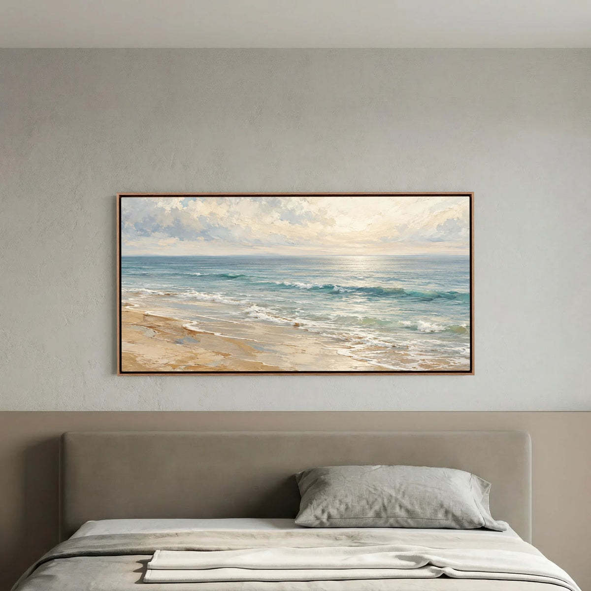 La toile marine panoramique Atlantic Quiet au-dessus d’un lit dans une mise en scène de chambre aux tons neutres.
