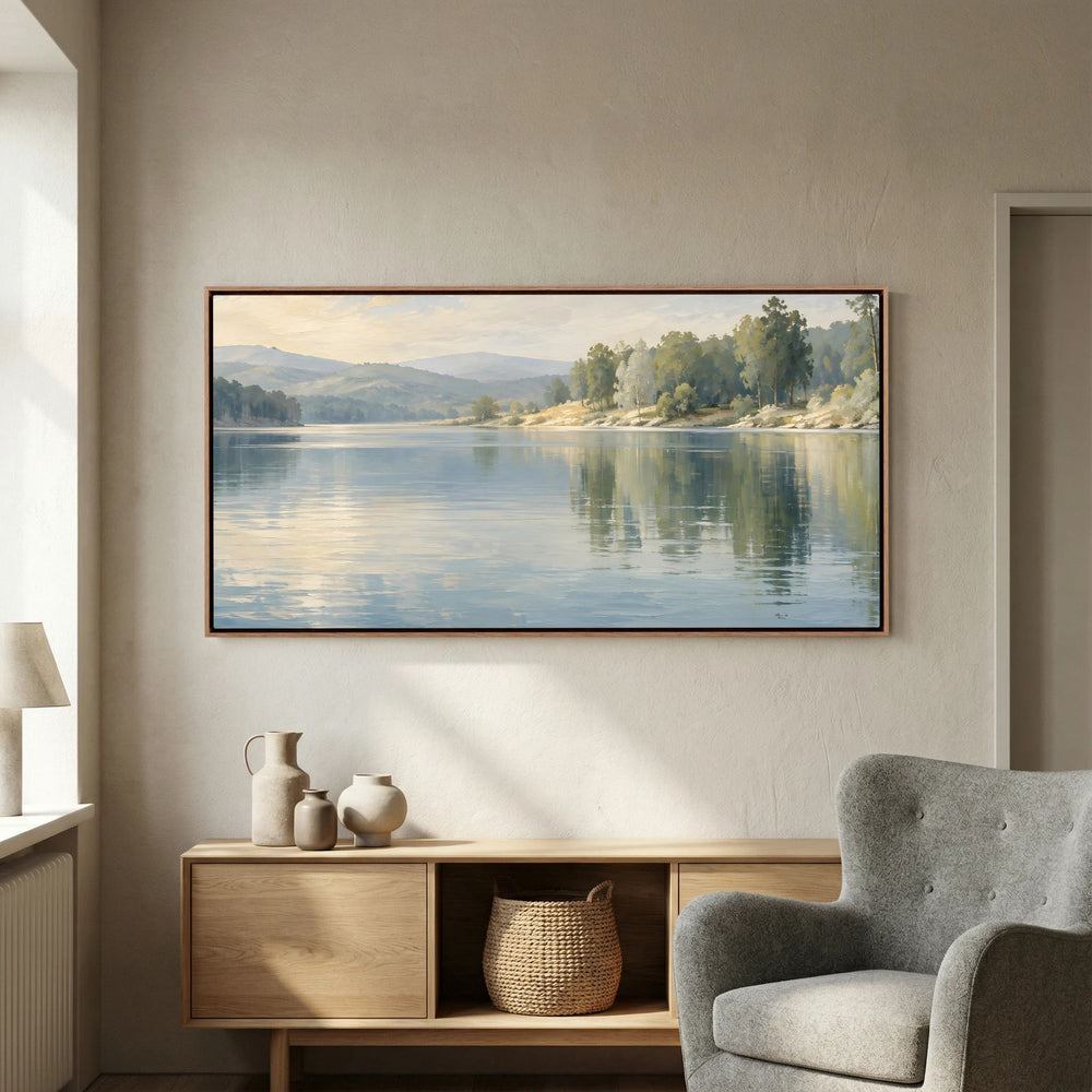Tela de lago Stillwater Reflection sobre um aparador junto a uma poltrona cinzenta num ambiente ilustrativo.